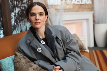 Además de en el cine y la televisión, Zoey también encontró su lugar en Broadway con su debut
en la temporada 2024-2025, donde interpretó a Emily Webb en el reestreno de la obra clásica
de Thornton Wilder, Our Town, junto a Jim Parsons y Katie Holmes.