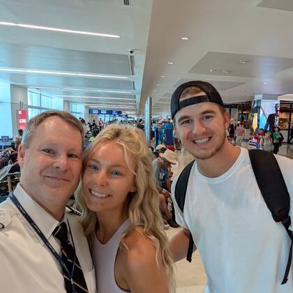 Además de estar a cargo del avión de regreso a casa, el piloto acompañó a la pareja hasta su auto en Arizona