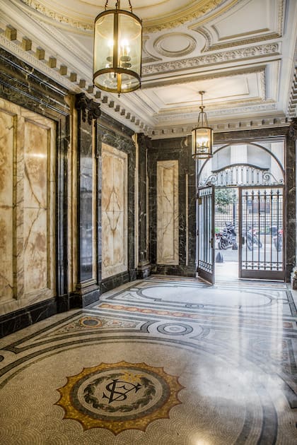 Además de este edificio, el arquitecto Louis Faure-Dujarric diseñó la tribuna principal del Hipódromo de Palermo, la estación de Retiro del Ferrocarril General Belgrano y el asilo Saturnino Unzué. De vuelta en Francia, dio forma a la cancha central de Roland Garros.