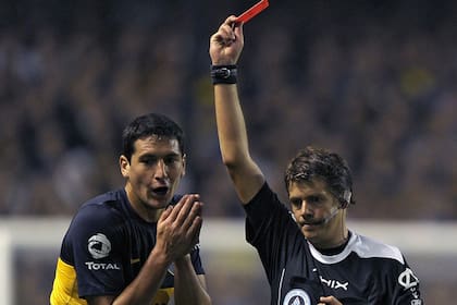 Además de expulsar a Ramón Díaz, en el último superclásico Delfino le mostró la roja a Burdisso