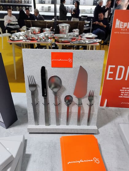 Además de fabricar algunos de los automóviles más emblemáticos, Pininfarina ha ampliado su experiencia en diseño a artículos de cocina y para el hogar de lujo, colaborarando con marcas líderes como Mepra.