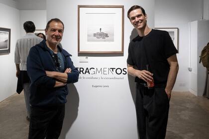 Además de
fotógrafo, Eugenio es
diseñador industrial y
carpintero, por lo que
se ocupó de todo el
proceso, enmarcado
incluido. En la foto se
lo ve con el fotógrafo
español Cristóbal
Manuel.