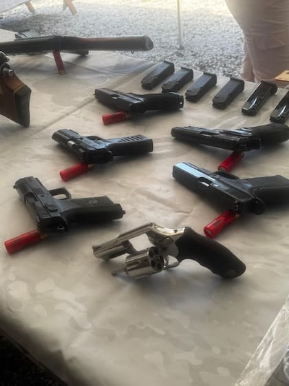 Además de fusiles, fueron halladas armas de puño