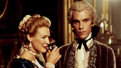 Close en Relaciones peligrosas (1988) de Stephen Frears, que contó con un elenco lleno de estrellas como John Malkovich, Michelle Pfeiffer, Keanu Reeves o una jovencísima Uma Thurman.