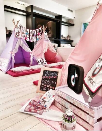 Además de globos y golosinas, también hubo carpas tipi