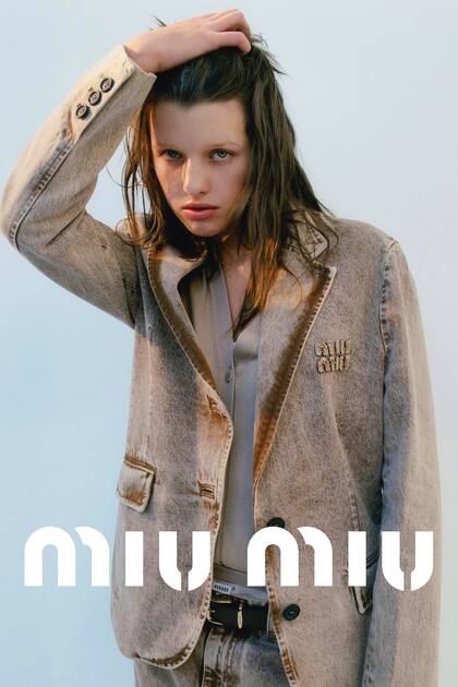 Además de haber sido tapa de varias publicaciones de moda, hoy es musa de la nueva colección de Miu Miu.