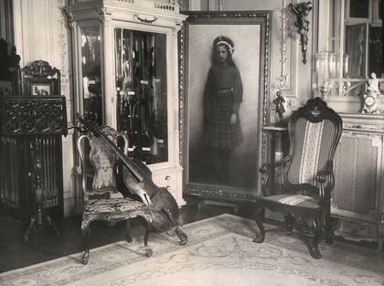 Además de instrumentos, en el salón dorado había un retrato de cuerpo entero de una de sus hijas, que era música y falleció joven