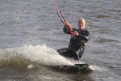 Además de kiteboarding, sorprende con el windsurf y el stand up paddle.  