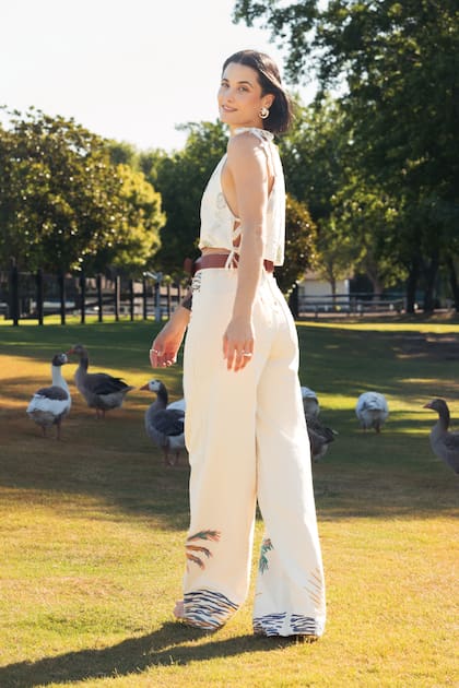 Además de la actuación, Florencia continúa
al frente de Helicia,
la marca de ropa y
accesorios que lanzó
hace trece años junto
a su socia, Agustina
Bruzón. “Ha sido muy
desafiante y aprendí de
todo”