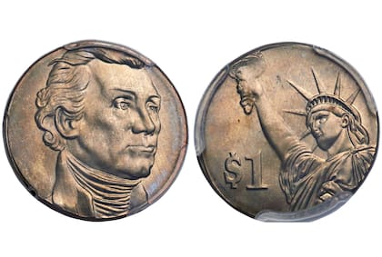 Además de la característica distintiva en el canto, algunas piezas fueron acuñadas en moldes de ejemplares destinados a los diez centavos, por lo que parte del diseño no aparece