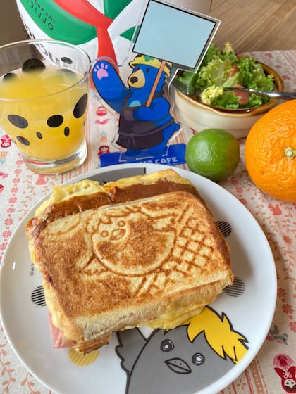 Además de la carta habitual, realizan platos especiales cuando se lanza una serie de manga, como este sandwich tipo tostado que se llama Haikyu e incluye a las mascotas que aparecen en esa historia.