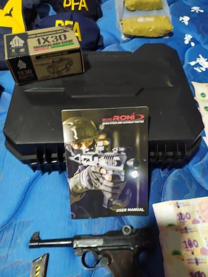 Además de la droga, a la banda le secuestraron tres pistolas calibre .22 y un estuche plástico vacío de un kit RONI