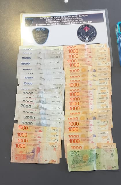 Además de la droga, la policía confiscó 139.500 pesos en efectivo, un celular y un chip telefónico.