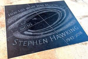 Además de la ecuación, la lápida dice: "Aquí yace lo que era mortal de Stephen Hawking (1942-2018)" / Foto: Getty Images