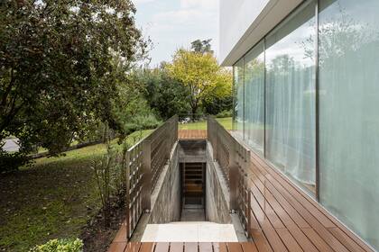 Además de la entrada del patio, el quincho cuenta con otra entrada independiente al otro lado de la casa.