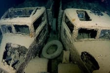 “Son museos submarinos”: la fascinación de bucear en barcos hundidos a 40 metros de profundidad