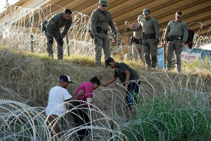 Además de la línea de boyas, Texas reforzó la presencia de guardias así como la colocación de alambre de púas en la zona fronteriza con el Río Grande (Archivo)