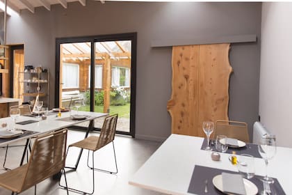 Además de la mesa adjunta a la cocina, hay otras cuatro mesas que se juntan o separan de acuerdo a las reservas de cada día.