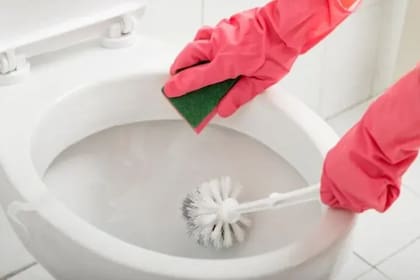Además de la mezcla de vinagre y limón, existen otros métodos caseros para combatir el sarro. Uno de ellos combina agua oxigenada y bicarbonato de sodio
