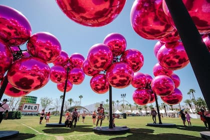 Además de la música, Coachella es reconocido por sus diversas y coloridas obras de arte moderno