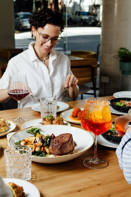 Además de la pastelería, hay una buena variedad de platos fuertes y platitos para picar durante todo el día