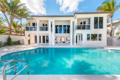 Además de la piscina infinita, la mansión dispone de una terraza cubierta, jacuzzi y jardines paisajísticos que la rodean