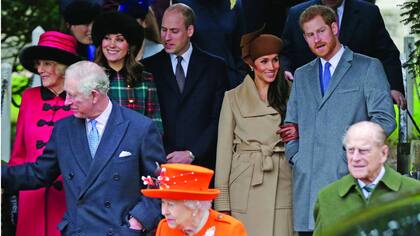 Además de la presencia de Meghan que generó curiosidad, muchos de los habitantes de Norfolk se acercaron para saludar a la Reina ya que el pasado año no había podido asistir por encontrarse enferma.