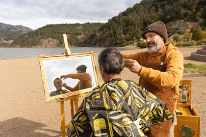 Además de la silla giratoria y la capa de colores con la que cubre los hombros de sus clientes, lleva un espejo de marco dorado para realizar los cortes.