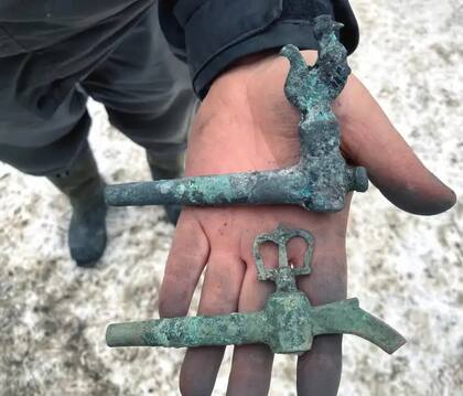 Además de la tabla maldita, encontraron grifería de la época