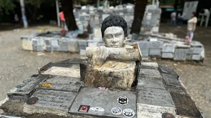 Además de la tumba, se habilitaron otros monumentos para que la gente deposite sus plegarias y agradecimientos a Omaira Sánchez