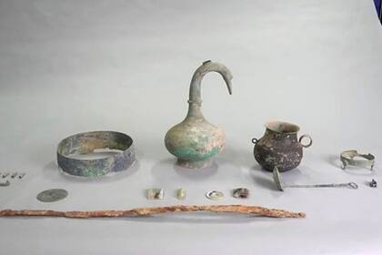Además de la vasija (centro), en el sepulcro se encontraron otros objetos de gran valor arqueológico
