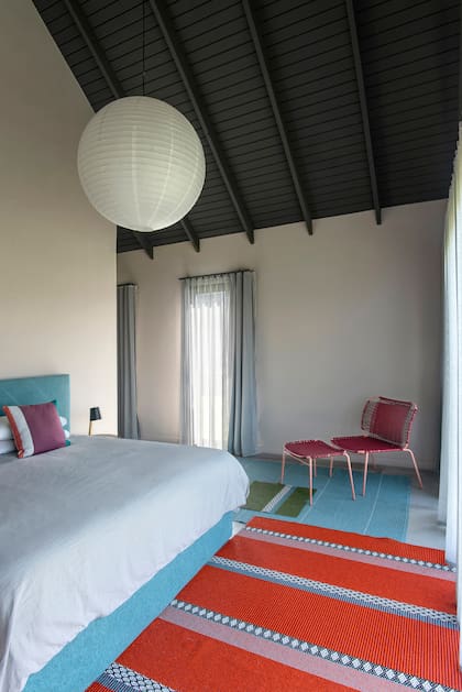 Además de las alfombras de Horreds Mattan, en la suite se destaca el sillón ‘Cielo’ de Sebastian Herkner para Ames Living (todo de Monoccino).