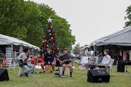 Además de las compras, habrá música en vivo, foodtrucks, juegos para chicos, talleres, charlas, la visita de Papá Noel y un pesebre viviente