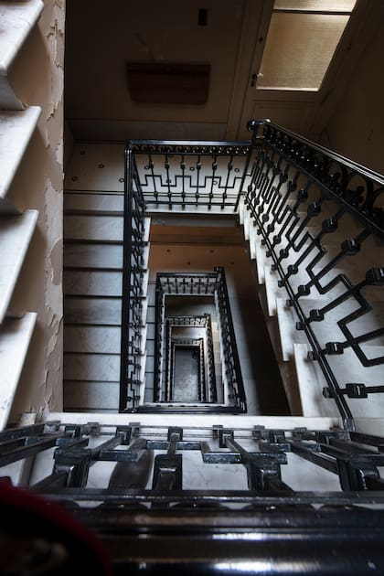 Además de las escaleras, la propiedad tiene ascensor para acceder a sus cuatro pisos
