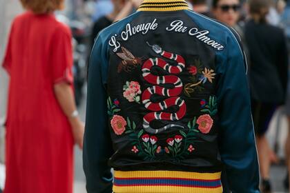 Además de las flores y las aves, las serpientes son las más elegidas para intervenir las camperas más buscadas