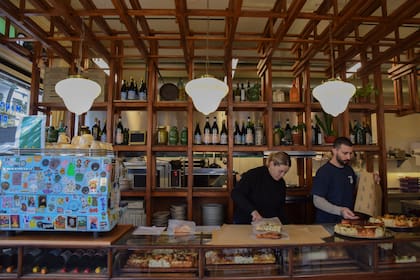 Además de las focaccias al corte, preparan muy buenas facturas, tortas negras, fosforitos dulces y salados, vigilantes, chipá, pepas, alfajores y tortas.
