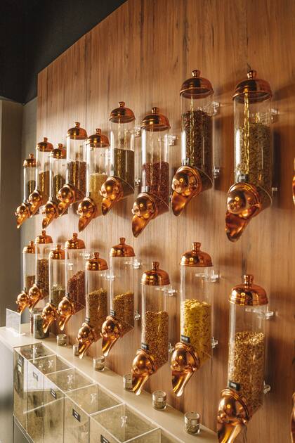 Además de las marcas comerciales, se venden yerbas de pequeños productores a granel