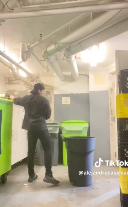 Además de lavar la loza, el joven colombiano saca la basura