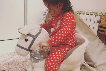 Además de libros de cuentos y la cuna de Otto, en la sala se destacan distintos juguetes interactivos