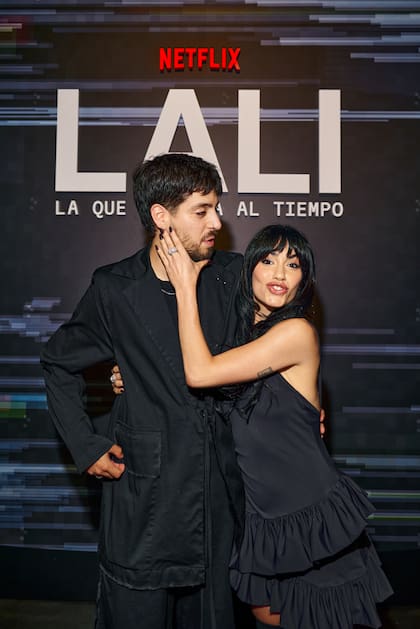 Además de llevar adelante el film, Lautaro Espósito es primo de Lali. El joven cineasta tuvo la posibilidad de acceder a toda la intimidad de la artista y en una hora y 14 minutos logró plasmar el detrás de la producción de sus últimos dos álbumes: Lali y No atiendas cuando el demonio llama