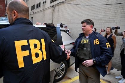Además de llevarse autos, el FBI detuvo personas en el establecimiento