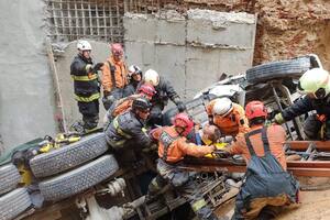 Además de los bomberos, trabajan el SAME y efectivos de la policía