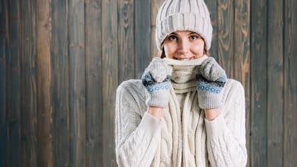 Además de los calentadores de manos, los gorros de lana, las bufandas y los guantes son claves para el invierno (Archivo)