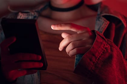 Además de los contenidos de sexo explícito, el material pornográfico que consumen los chicos suele incluir escenas de violencia que los perturban