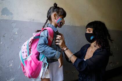 Además de los cuadernos, Alma llevó a la escuela alcohol, toalla, jabón, otro barbijo y una botellita de agua