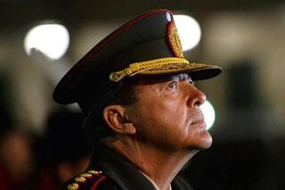 Las aspiraciones políticas y los mensajes al Gobierno del jefe del Ejército del kirchnerismo