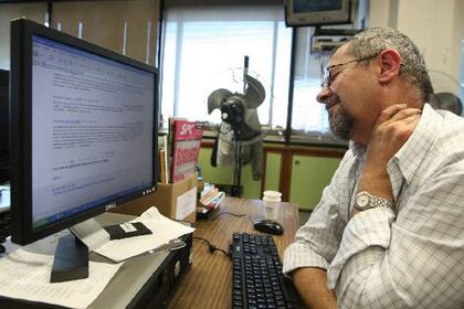 Además de los dolores en las extremidades, la columna también puede estar afectada por el uso excesivo de dispositivos electrónicos