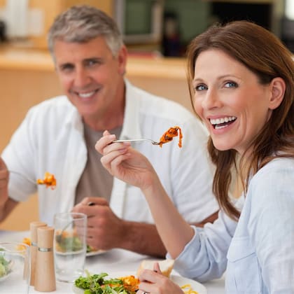 Además de los ejercicios, una dieta equilibrada es esencial