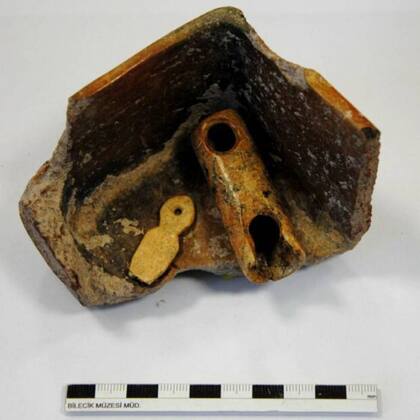 Además de los esqueletos, los arqueólogos hallaron un instrumento musical de tres agujeros y lo que sería su boquilla