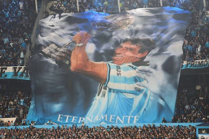 Además de los futbolistas, los hinchas aprecian a Gustavo Costas, que en este tramo condujo a Racing a la Copa Sudamericana y la Recopa de 2024.